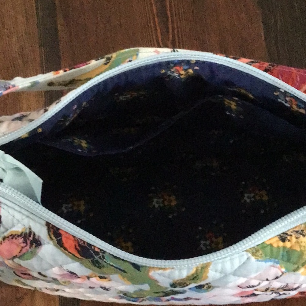 Gorgeous Vera Bradley crescent bag/with matching coin purse - Picture 4 of 10
